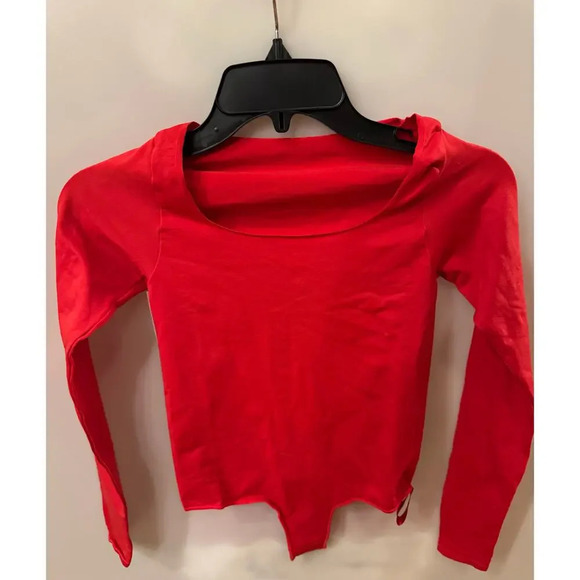 SKIMS ESSENTIAL LONG SLEEVE SCOOP
NECK BODYSUIT | RED (L/XL) - Picture 2 of 4